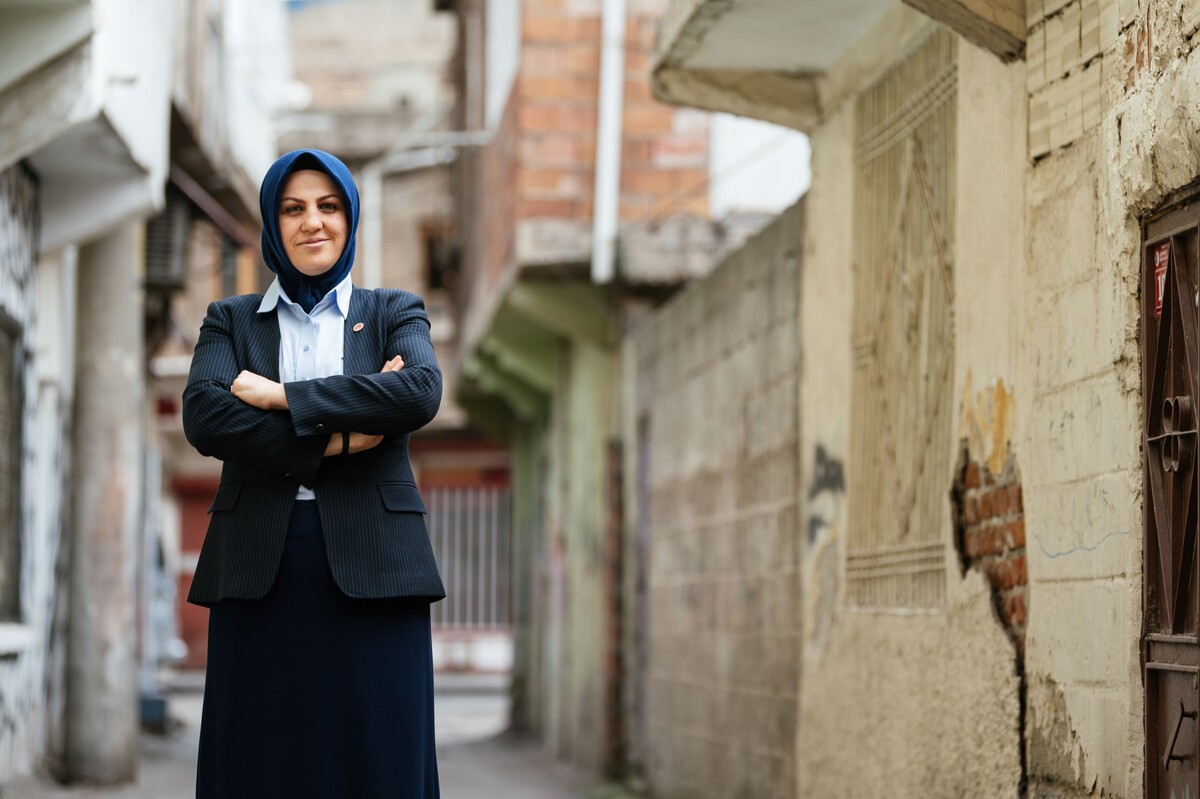 С 2014 г. Дилек Демир возглавляет 20-ти тысячный район. Фото: https://www.farkyaratanlar.org/assets/upload/services/dilekdemir-1-r-jpg13052022021040.jpg.