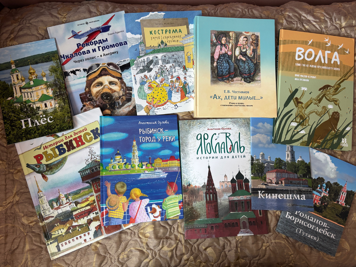 Фото автора. Все книги, взятые в поездку, невозможно было собрать в одном кадре. Часть мы оставили в Москве, но на обратном пути купили новые ))) 