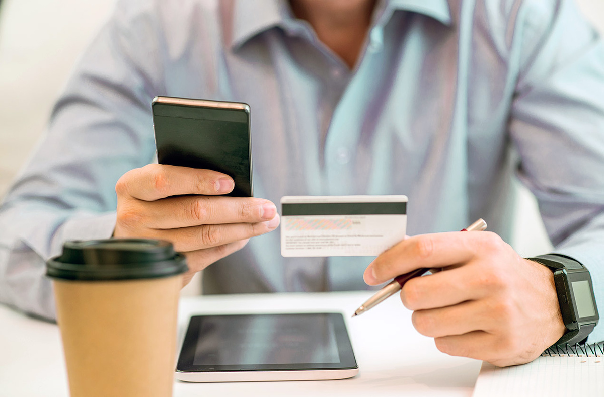 Как я закрывал кредитные карты. Фото freepik.com/free-photo/guy-hand-holding-credit-card-enjoying-internet-online-shopping-using-digital-computer-tablet-home_1189457.htm Dragana_Gordic