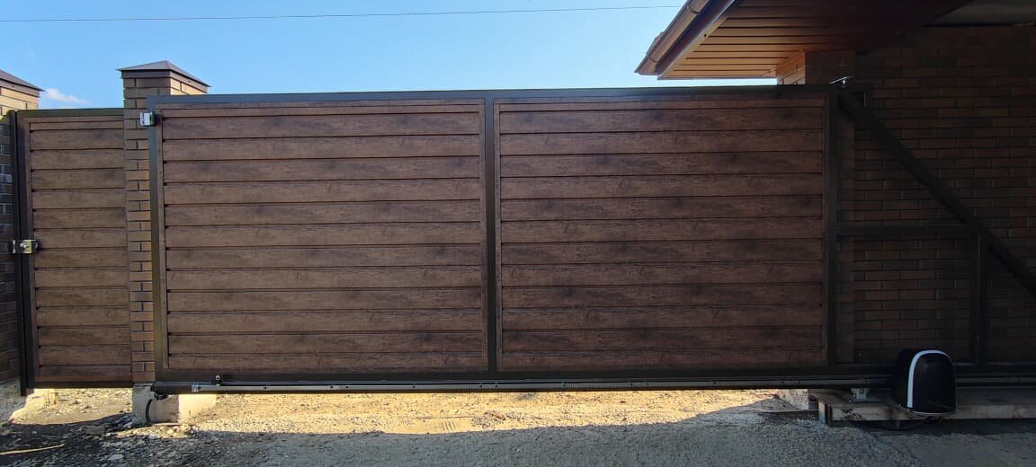 Откатные ворота с защитой от животных и стильной отделкой под дерево