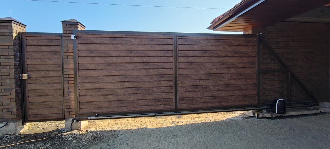 Откатные ворота с защитой от животных и стильной отделкой под дерево