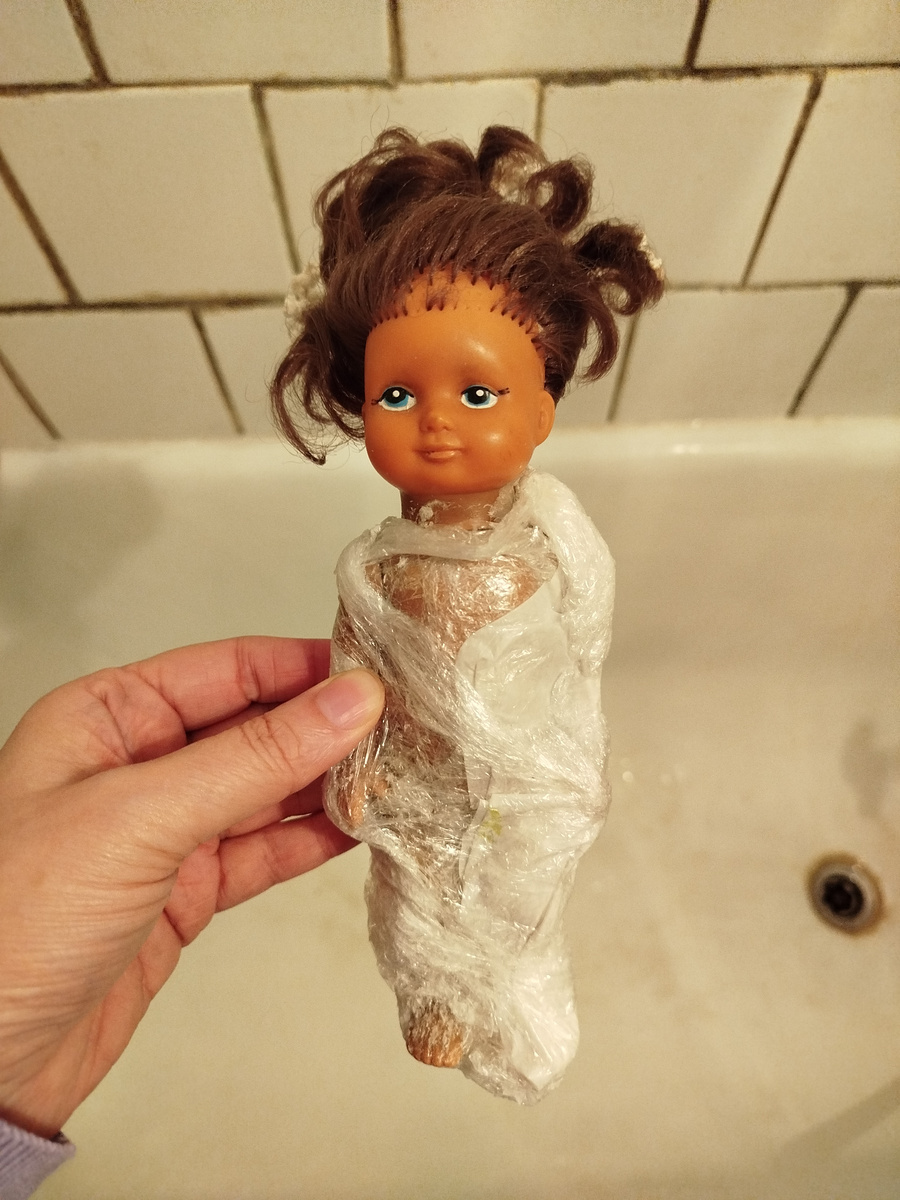 Готовится принять ванну после гидропирита