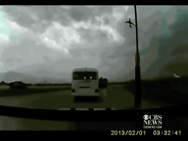 Последние секунды рейса 102 были запечатлены на видеорегистраторе. (CBS News)
