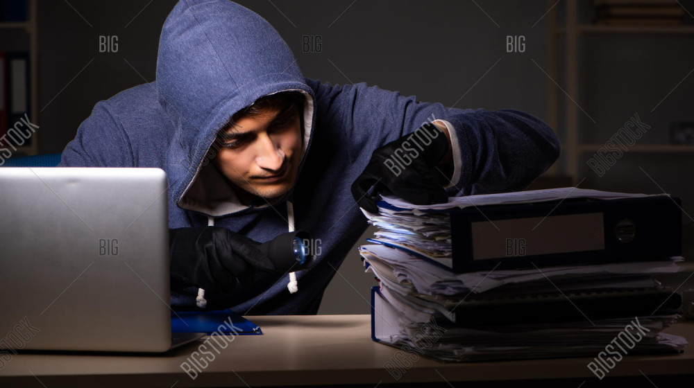    Подростки и дата рождения в соцсетях: открытость или риск?