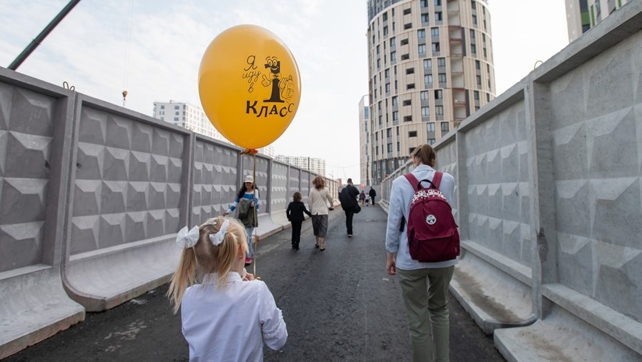    Родители и школьники в День знаний на намыве В.О. в Петербурге. Автор фото: Сергей Ермохин / "Деловой Петербург"