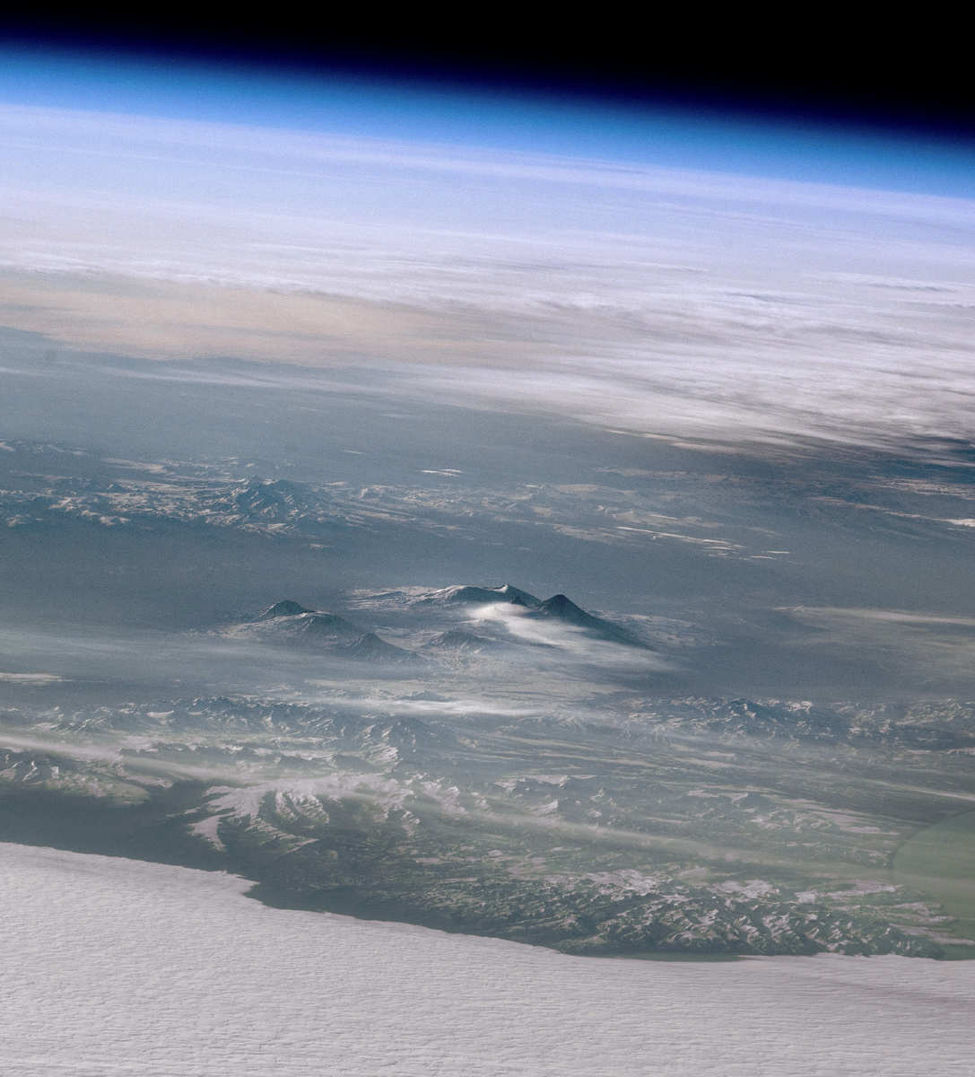 Самые высокие вершины полуострова Камчатка находятся в центре изображения. 