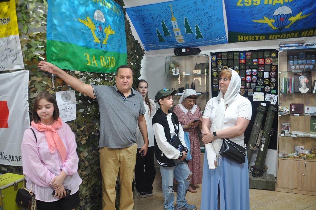 Козлов М.В. ведёт экскурсию