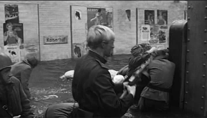 Цветаев поддерживает порядок. Сейчас даст очередь в потолок...