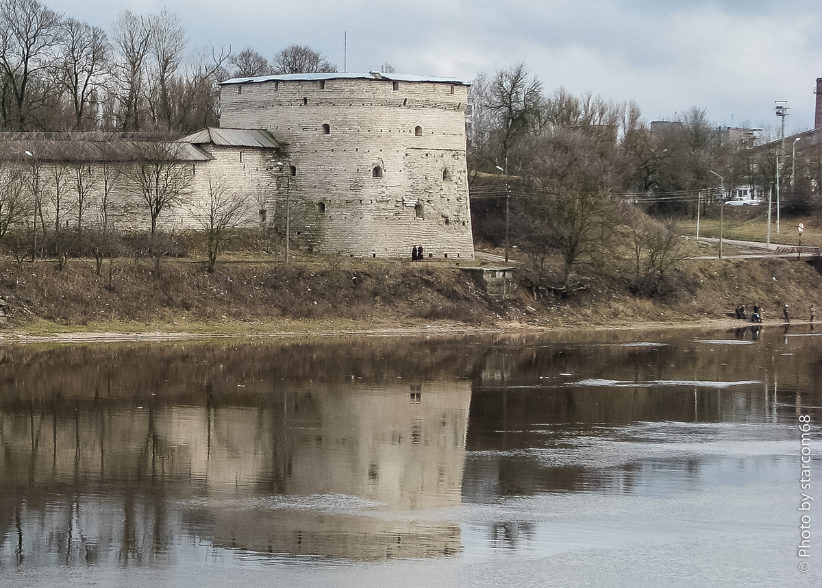 Покровская башня и бастион перед ее фронтом. Фото 15 марта 2008