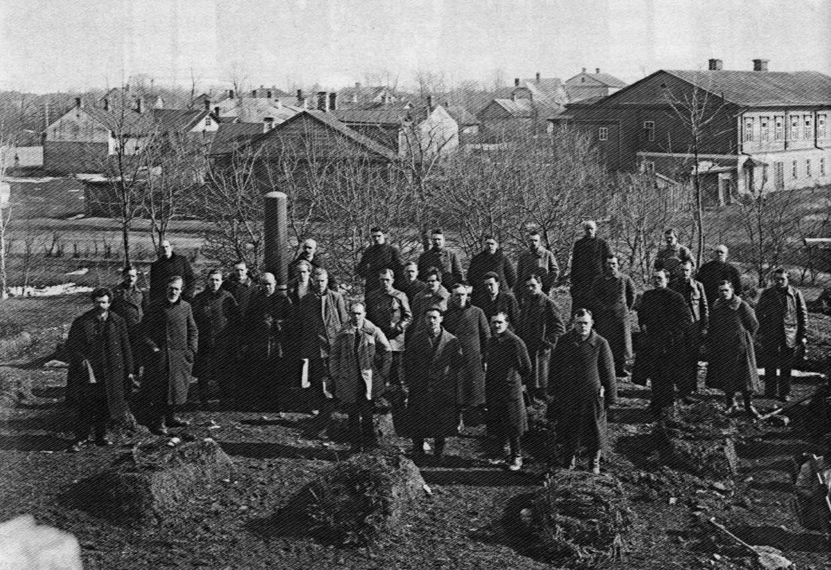 Кладбище на Покровском бастионе. Датировка и происхождение снимка мне не известны. Кадр явно сделан с Покровской башни