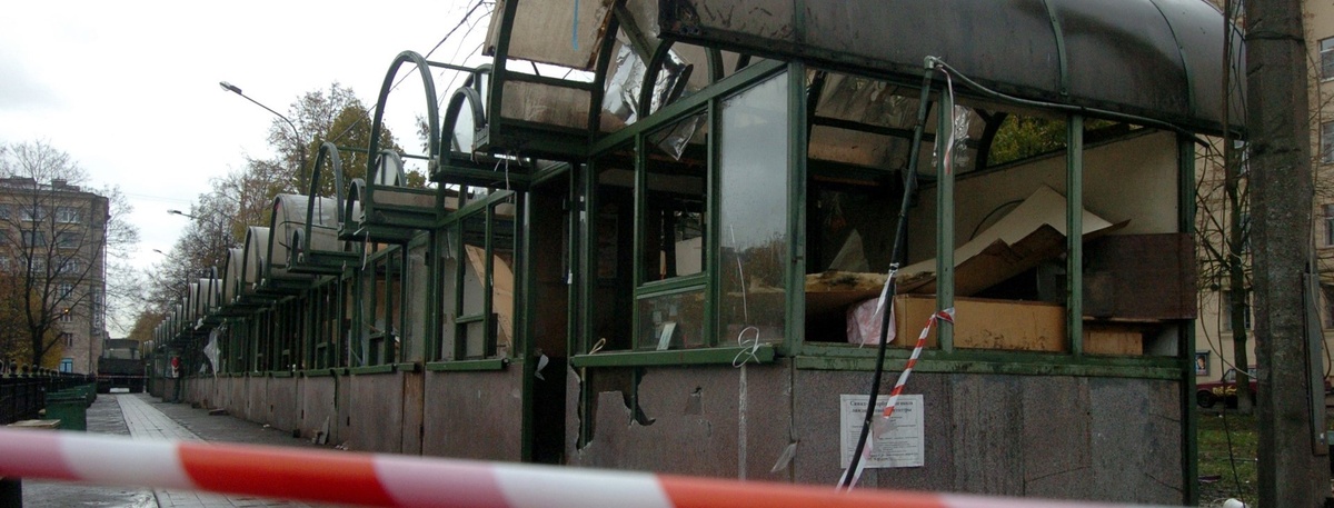    Торговые павильоны рядом с жилыми домами в Петербурге, архивное фото. Автор фото: Андрей Кульгун / "Деловой Петербург"