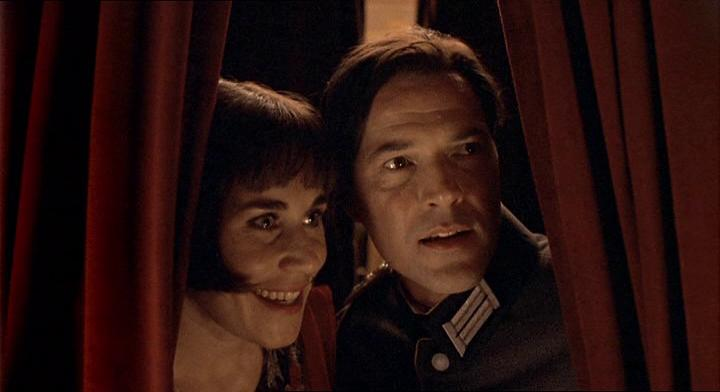 Ещё до войны. В опере Штауффенберг и его пока ещё невеста смотрят на Гитлера...