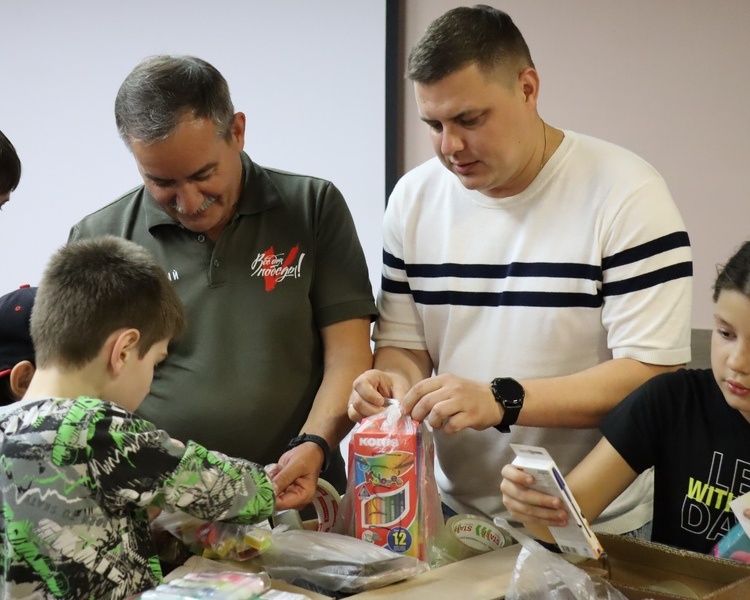    В курском ПВР детям передали канцелярские принадлежности