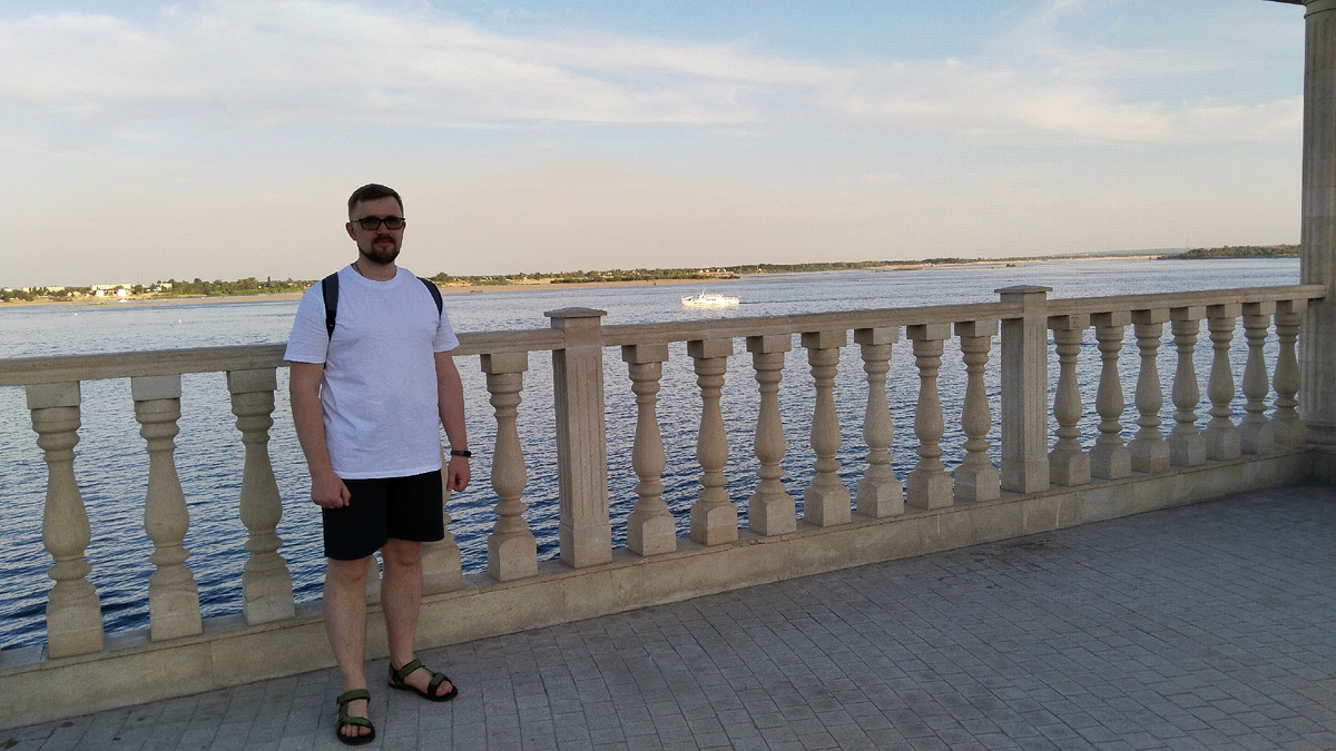 Около амфитеатра на городской набережной