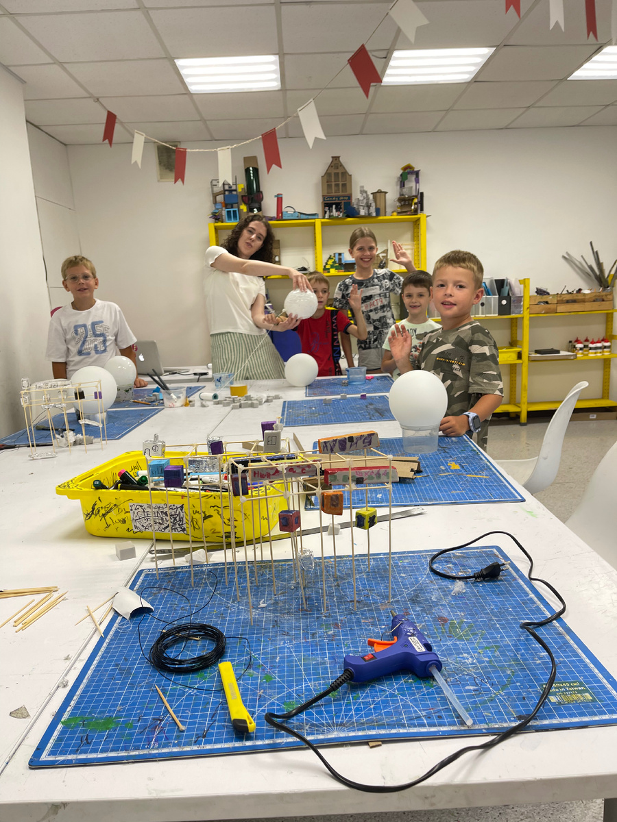 Классные ребята и преподаватель. Лагерь. День третий 