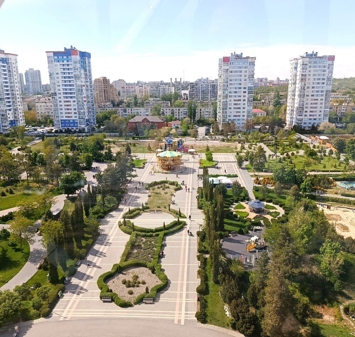 Центральный парк культуры и отдыха в Волгограде - вид из кабинки колеса обозрения