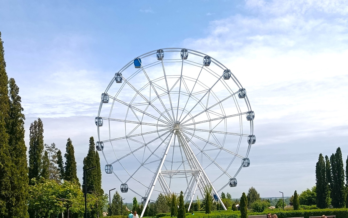 Колесо обозрения в ЦПКиО в Волгограде