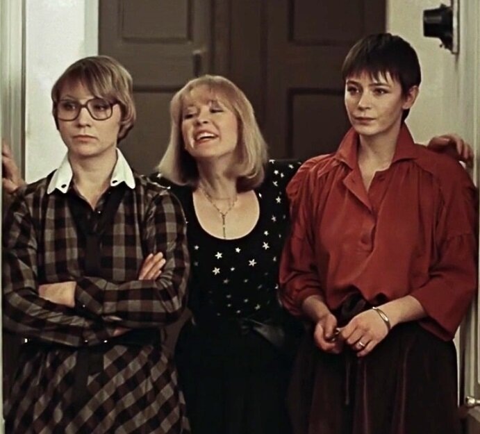 три подруги Лариса, Валентина и Оля