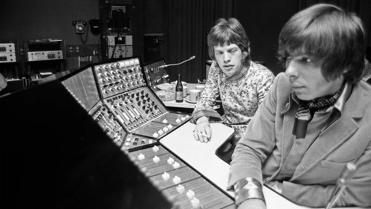 Джонс в студии Olympic Recording с Миком Джаггером во время записи сингла Rolling Stones «We Love You» в процессе создания альбома Their Satanic Majesties Request, 19 мая 1967 года. 