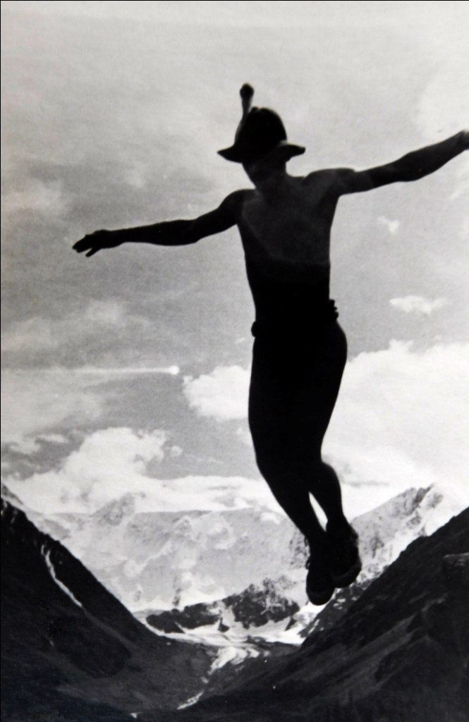 Тибо летит! Но его жизненный полет, увы, был насильственно прерван. Сначала советская власть погубила его отца, а потом - и его самого.