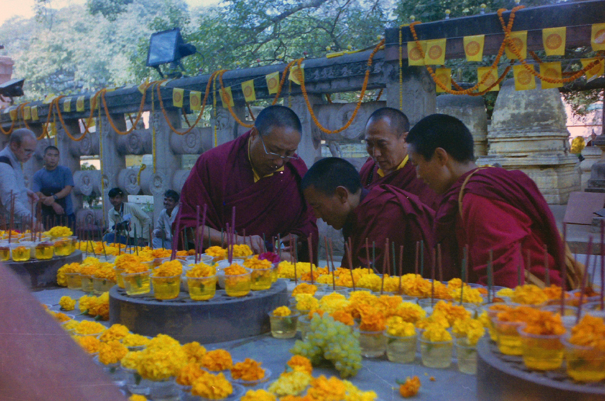Доржонг Ринпоче, Чёджел Ринпоче и монахи делают подношения в Бодхгае.