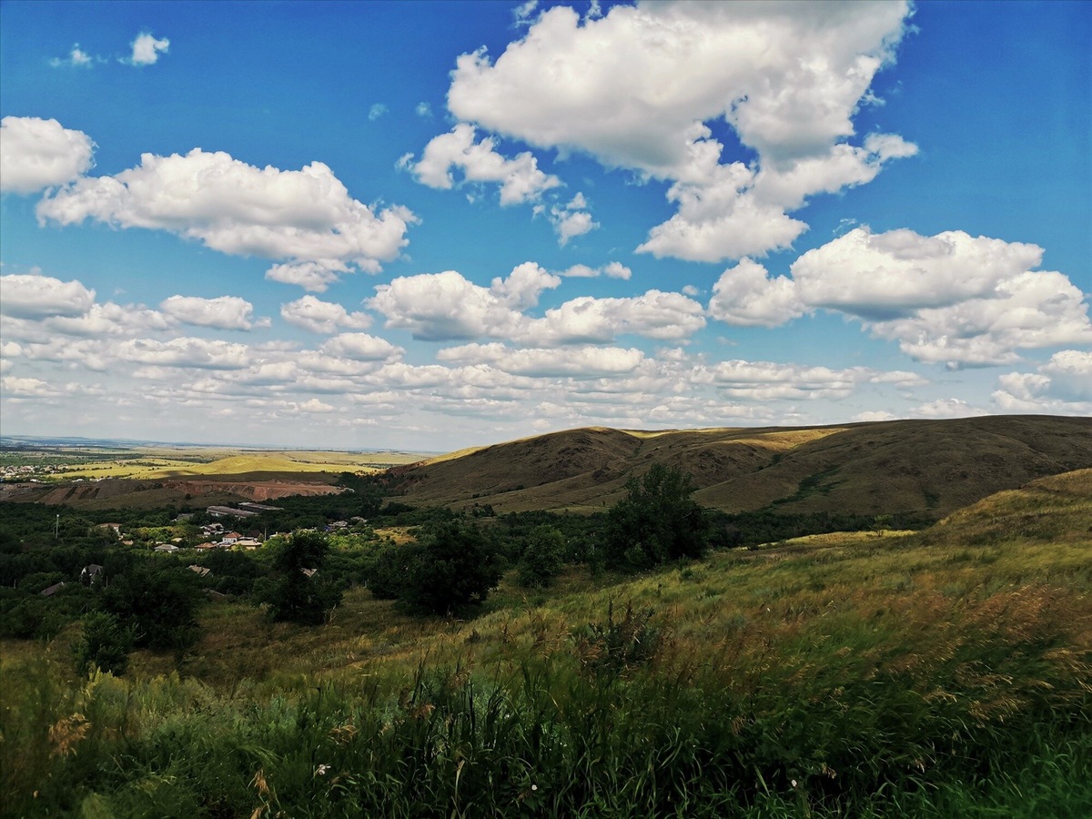 На самом деле гора Магнитная состоит из нескольких вершин разного уровня, хотя издалека кажется, что она одна
