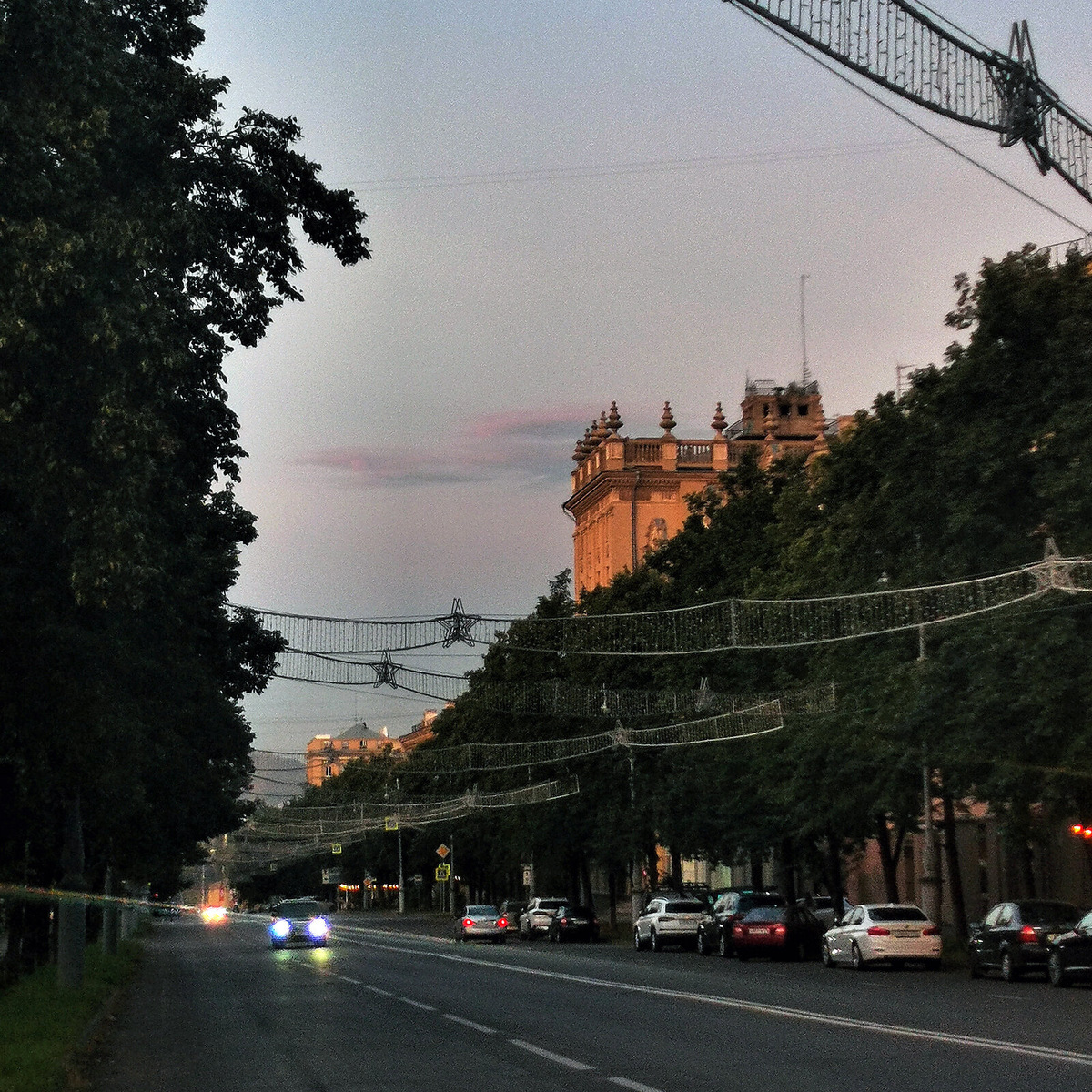 Сталинский ампир в Магнитогорске выглядит порой торжественнее, чем в Питере, и это неслучайно: здания строили наряднее, чтобы рабочие могли видеть что-то красивое, выходя со смены. Оценить ампир во всей красе можно на проспекте Металлургов