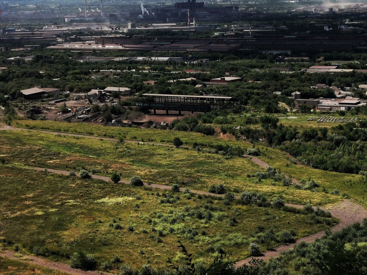 Эти разлинованные территории — земля после рекультивации. Раньше тут были карьеры, где добывали железную руду