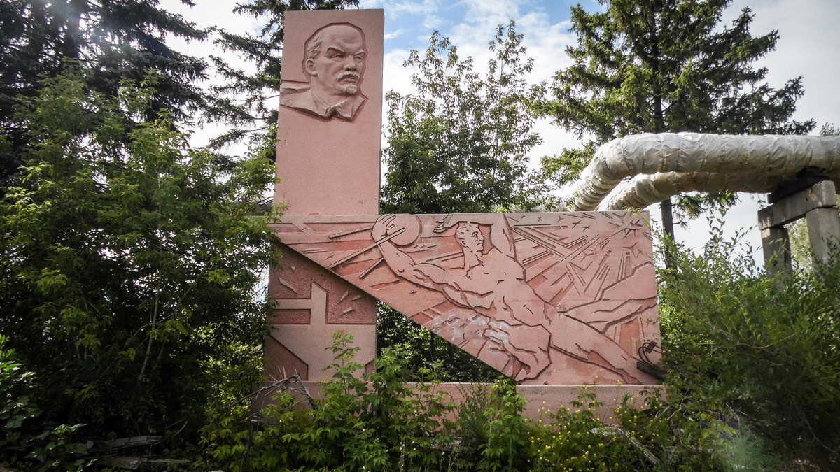 На территории завброшенного завода ЗИМ. 