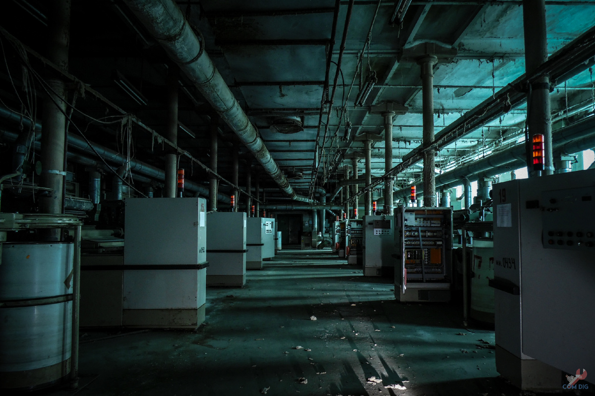 Внутри цеха заброшенной ткацкой фабрики.