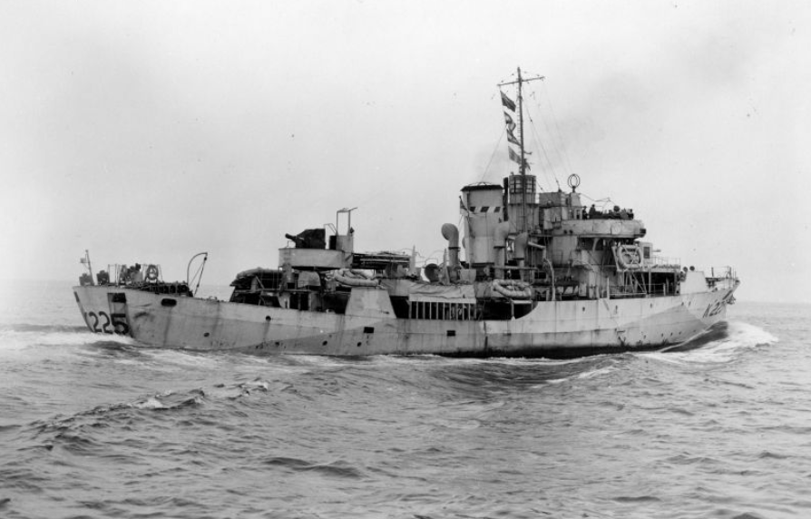 Канадский корвет «Китченер» уходит в море