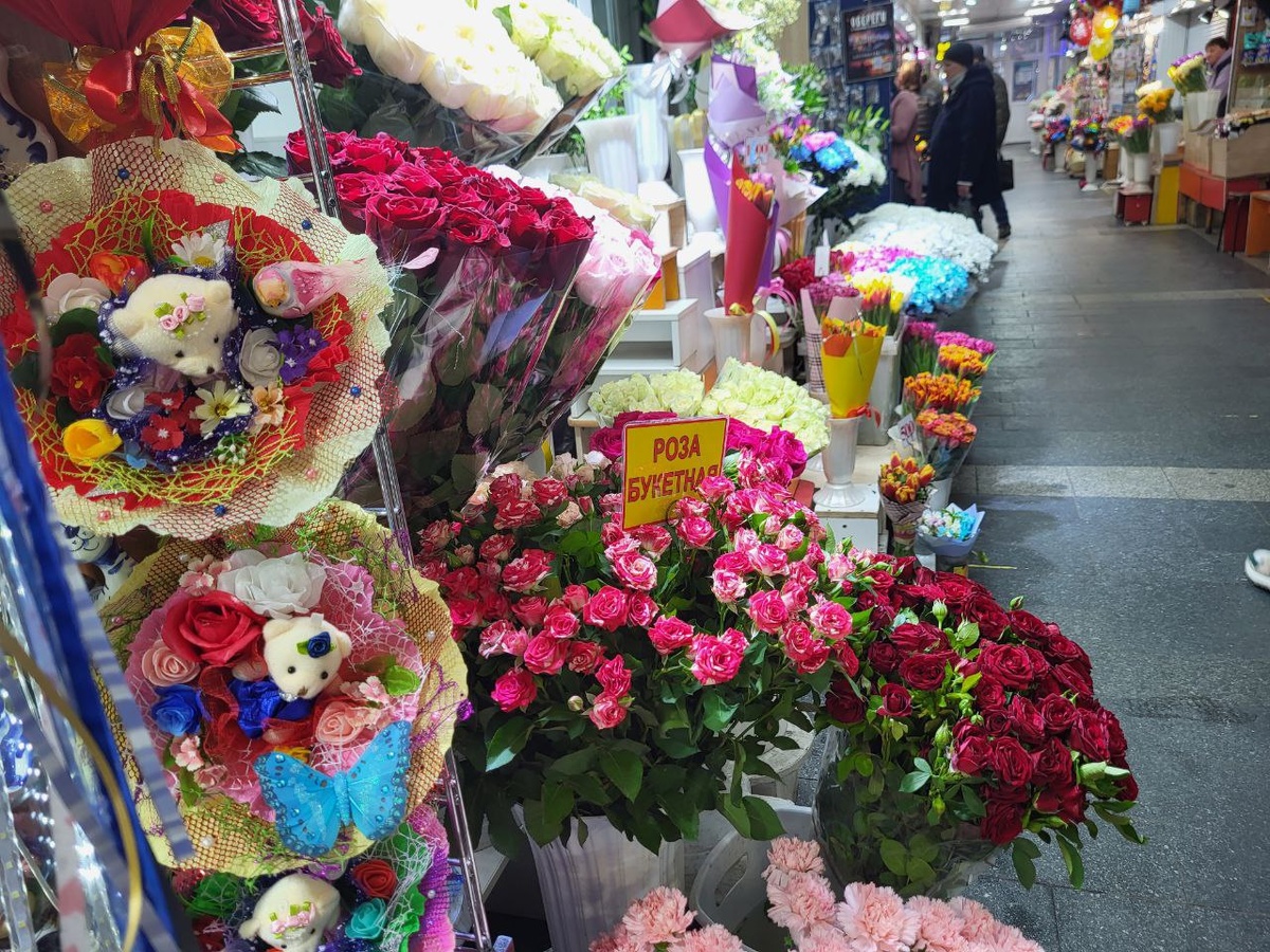Самые дешевые букеты к 1 сентября продаются за тысячу рублей.  Фото: Фото: ФедералПресс / Анна Миронова