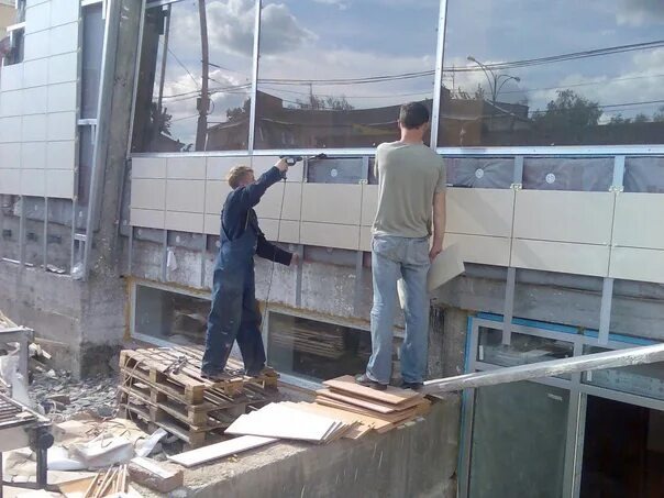 Вентилируемый фасад из керамогранита на кляммерах открытое крепление 