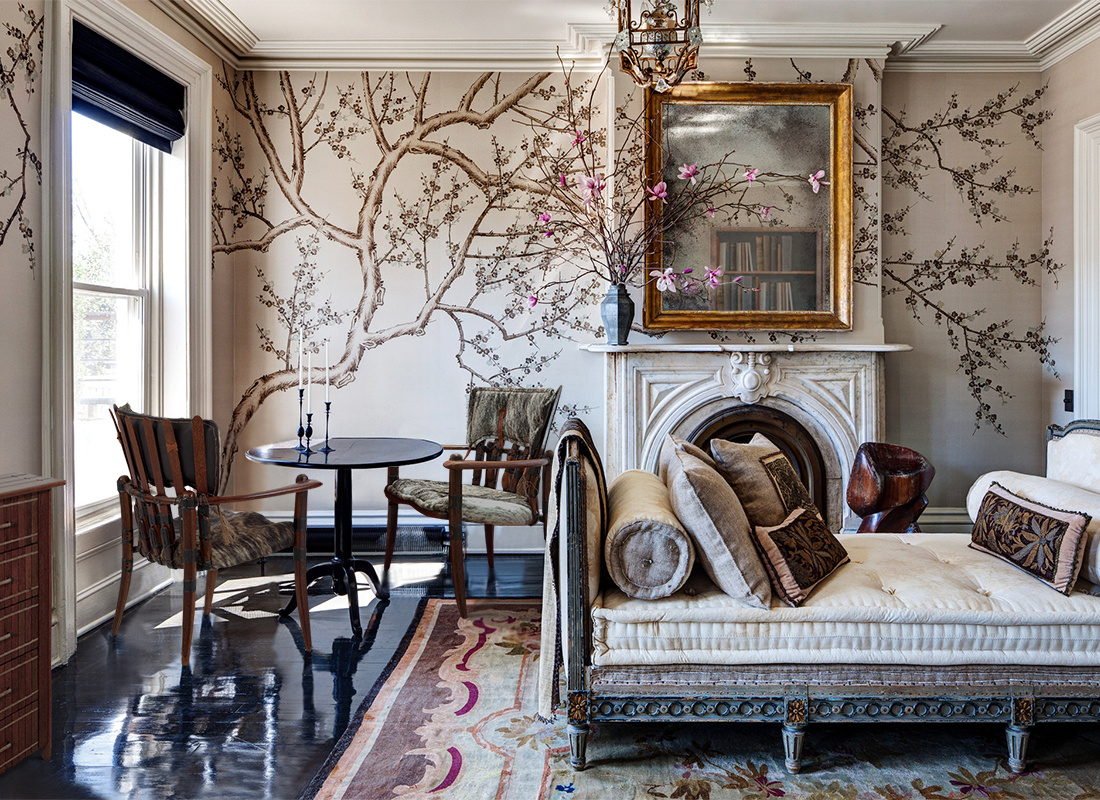 Гостиная: винтажный диван, лаконичный столик и необычные кресла, обитые шкурой. Разнообразие фактур объединено гармоничными оттенками и паттернами.