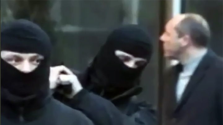    Майдан в Киеве: Парубий выводит из гостиницы "Украина" снайперов, которые стреляли в участников Майдана, чтобы пролилась кровь. Фото 2014 года