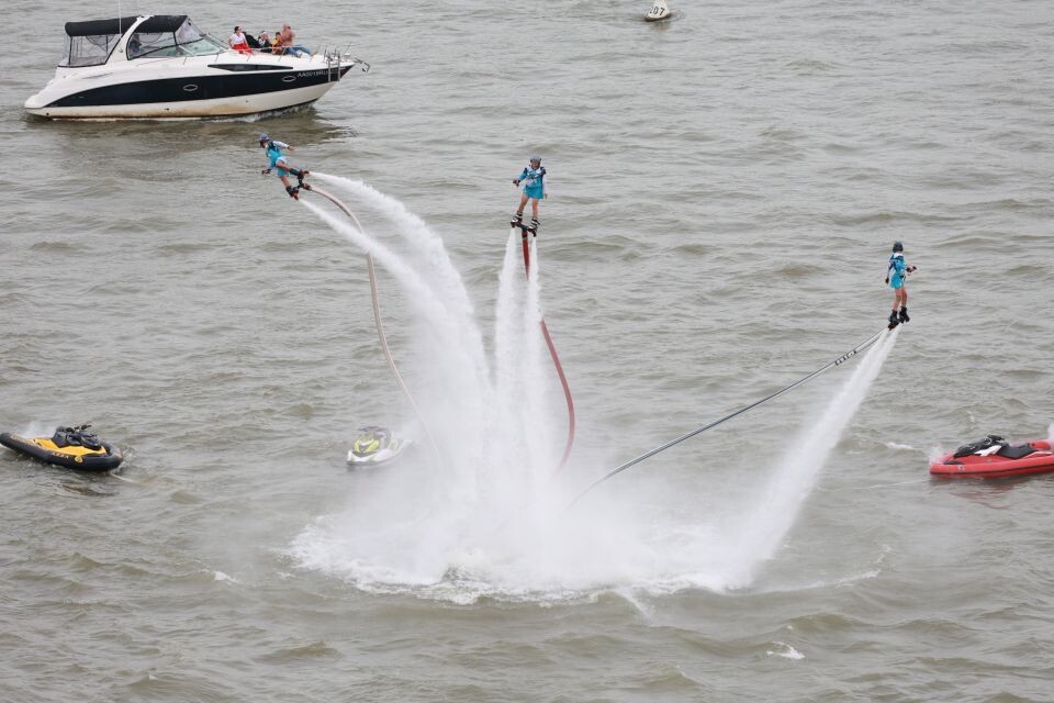    "Русские Витязи" показали авиашоу День города. Источник: Олег Укладов
