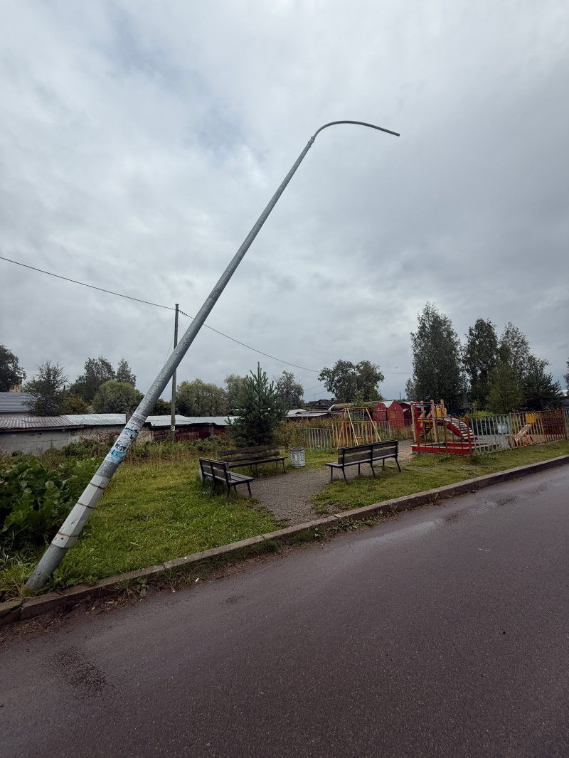    Столб навис над детской площадкой в Сортавалегруппа ВКонтакте "Подслушано в Сортавале"