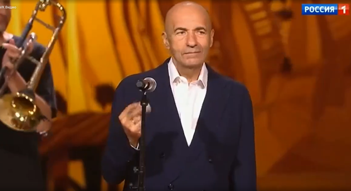 Крутой много лет заправляет фестивалем. Фото: скриншот "Новой волны" (канал "Россия")