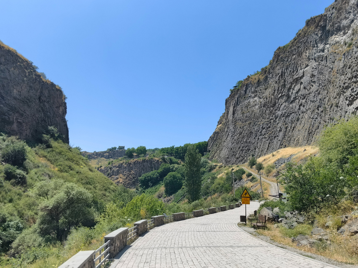 Экскурсия по Симфонии камней, вид на Храм Гарни