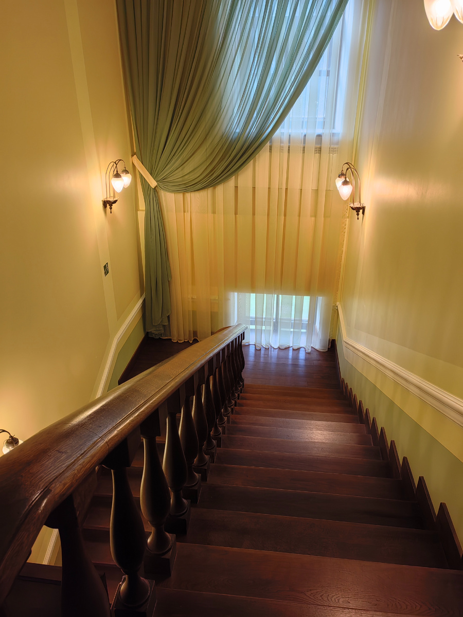 Эта дубовая лестница отреставрированна, по сути дела это оригинал