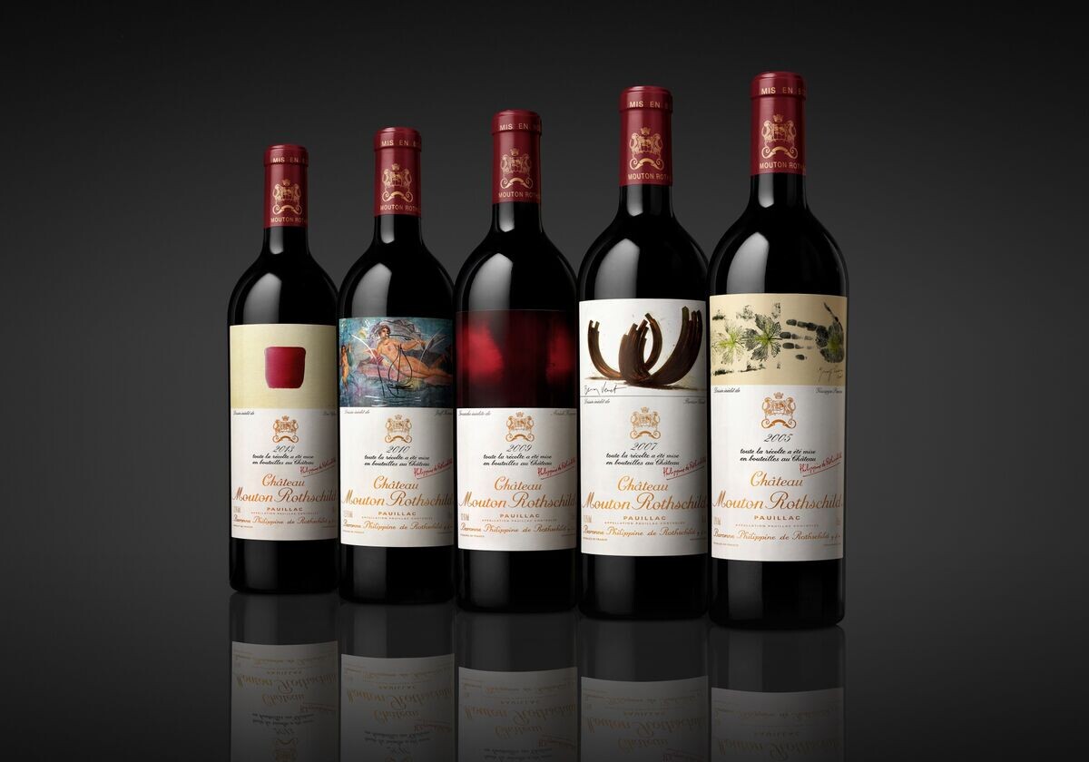 Да, этикетки Château Mouton Rothschild отличаются в зависимости от года выпуска и художника, который их создавал