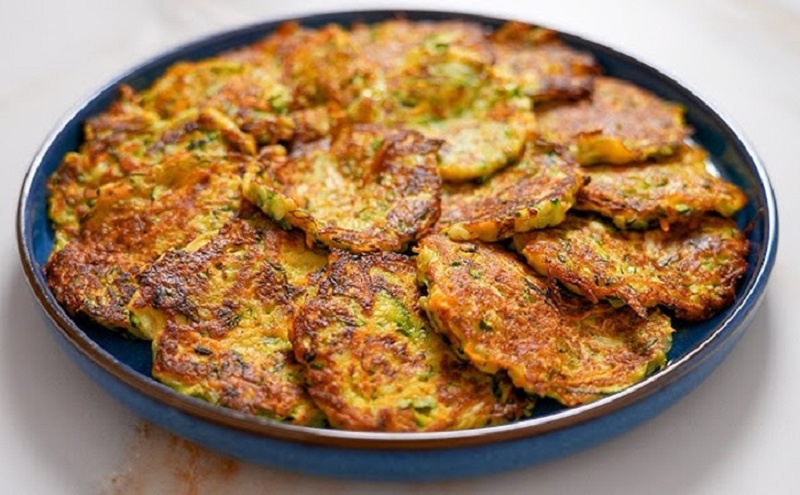 Селянские оладушки из кабачков: сочные, ароматные, без мяса
