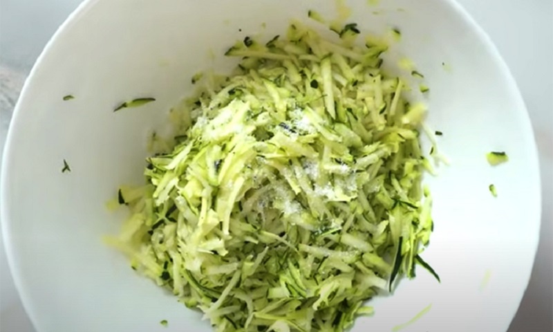 Селянские оладушки из кабачков: сочные, ароматные, без мяса