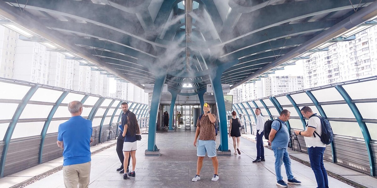 📷 1.1: «Туман над платформой»: общий вид зоны распыления на «Улице Скобелевской» во время тестов | пресс-служба Департамента транспорта и развития дорожно-транспортной инфраструктуры города Москвы. mos.ru