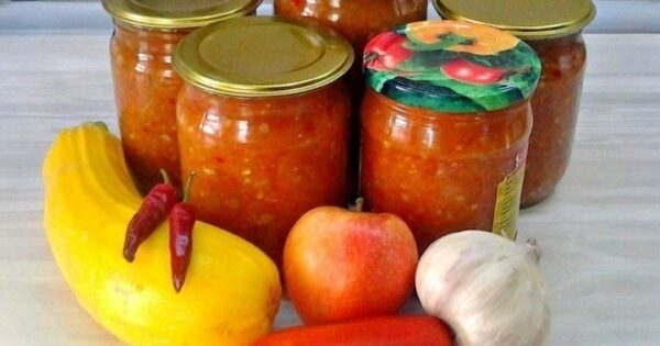 Овощная аджика приготовленная из кабачков с морковью, яблоками и томатным соусом - отличный выбор домашних хозяек