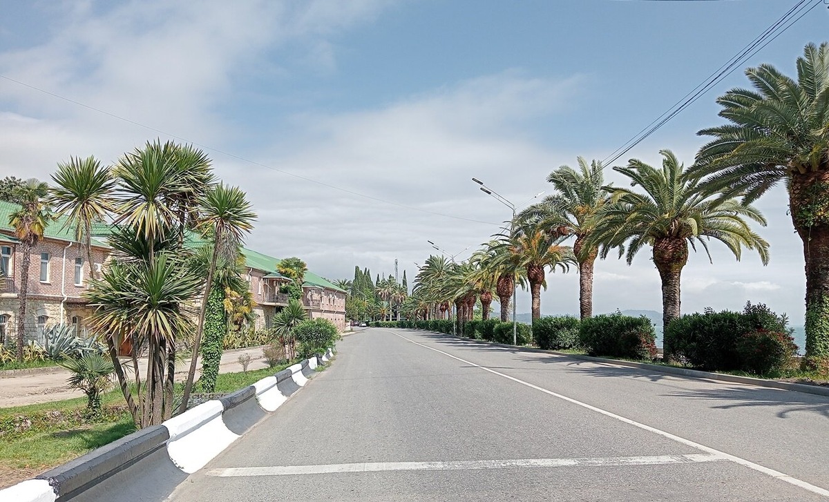 Слева на фото - Исторический санаторий "Абхазия". Новый Афон, старое фото