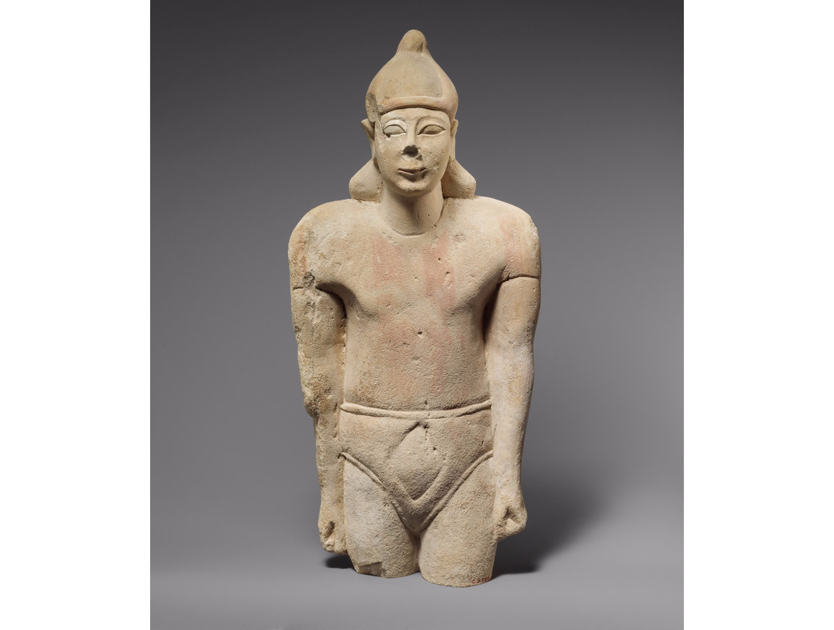 Статуэтка верующего мужчины из известняка, созданная в первой половине VI века до н.э. на Кипре. Она изображает мужчину в кипрских шортах, египетской короне и остроконечном шлеме. На поясе у него традиционная кипрская ткань. 