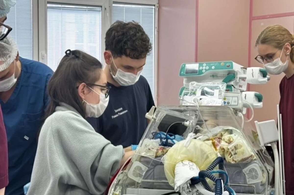    Врачи Петербурга спасли новорожденную из Великого Новгорода