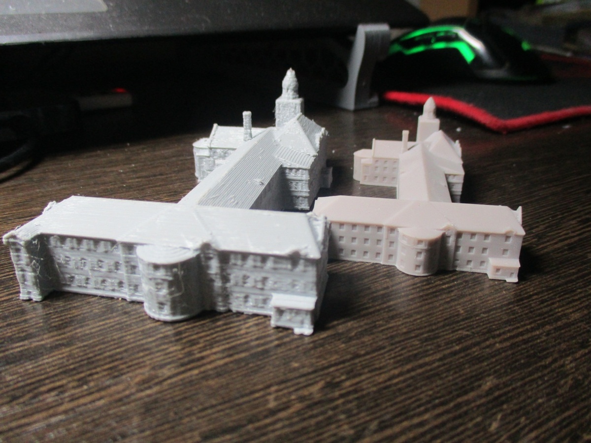 слева напечатан пластиком,слева -смолой