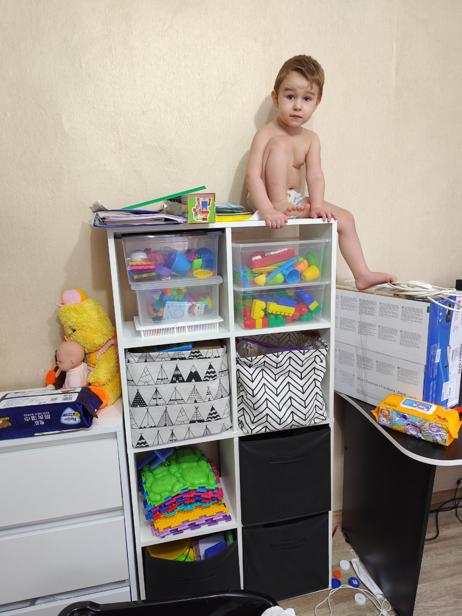 А не поднимешь, сам залезет, пока не смотришь😂